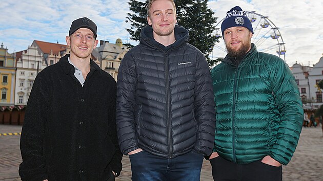 vdt hokejist (zleva) Gustaf Thorell, Viktor Lang, Ludwig Blomstrand na nmst Republiky v Plzni.