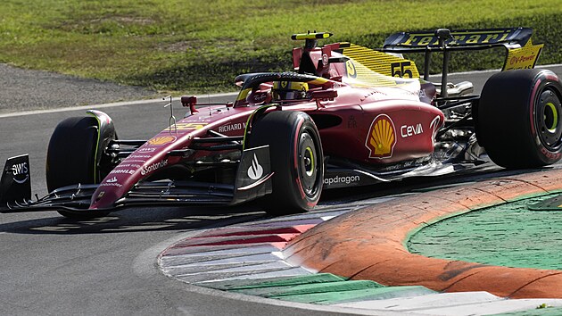Carlos Sainz z Ferrari v kvalifikaci Velk ceny Itlie F1.