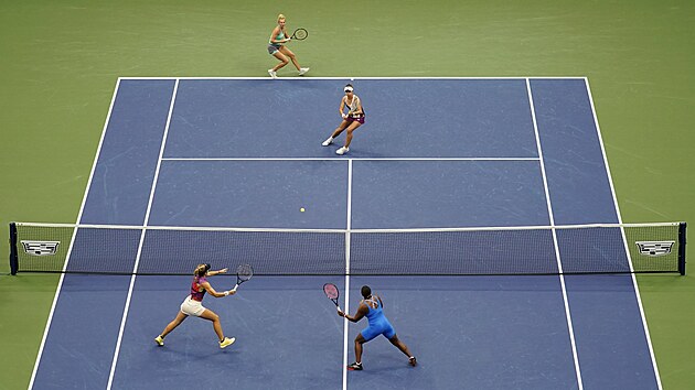 Kateina Siniakov (vlevo vzadu) a Barbora Krejkov (vpravo vzadu) ve finle US Opens 
s domcm prem Taylor Townsendov (vpravo dole), Caty McNallyov.