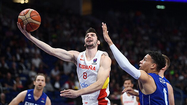 �pan�lsk� basketbalista Dario Brizuela zakon�uje p�es br�n�c�ho Mira Littlea.