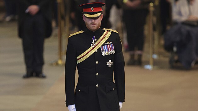 Princ Harry má na sobě stejně jako jeho starší bratr vojenskou uniformu. Pro Harryho je to poprvé od roku 2020, kdy se vzdal královských povinností. Při příležitosti významné smuteční události mu to povolil otec, král Karel III. (17. září 2022)