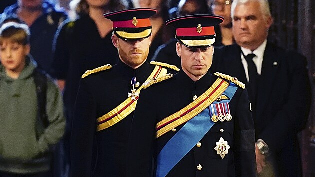 Princ Harry a princ William na smuten vigilii za zesnulou krlovnu Albtu II. (17. z 2022)