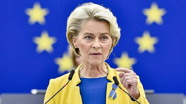 Ursula von der Leyenová v žluto-modré kombinaci. Není jasné, či při vybírání svršků myslela spíše na Evropskou unii, Ukrajinu, nebo dokonce obojí.