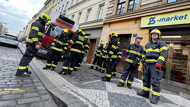 Hasii vyprouj nkladn vz, kter se propadl do chodnku v Blehradsk ulici v Praze. (12. z 2022)