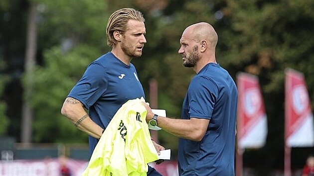 Radoslav Kov (vlevo) se na trninku pardubickch fotbalist rad s asistentem Davidem Mikulou.