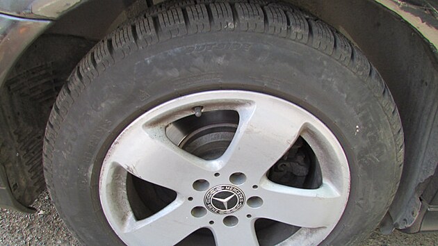 Osobn� auta s ukrajinsk�mi registra�n�mi zna�kami se stala trnem v oku pades�tilet�ho mu�e z Prahy.  (12. z��� 2022)