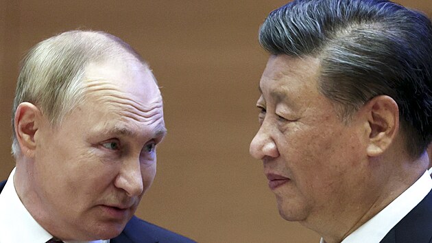 Vladimir Putin se v uzbeckém Samarkandu setkal s čínským prezidentem Si Ťin-pchingem. (16. září 2022)