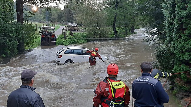 Hasiči ze stanice ve Vlašimi vyjížděli k záchraně muže, který u Srbova mlýna poblíž obce Ctiboř vjel s osobním vozidlem do rozvodněné říčky Blanice. (16. září 2022)