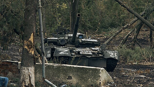 Oputn rusk tank v Charkovsk oblasti ve mst Izjum, kter se ukrajinsk armd podailo osvobodit bhem minulho tdne (14. z 2022)