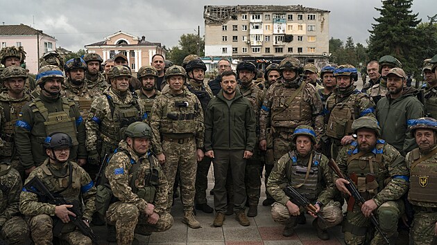 Ukrajinský prezident Volodymyr Zelenskyj ve středu navštívil osvobozené město Izjum. Armádě poděkoval za osvobození. (14. září 2022)