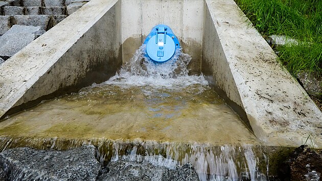 Přečištěná voda z Berounky začala téct do vysychajícího rekreačního rybníka Bolevák v Plzni. (16. 9. 2022)