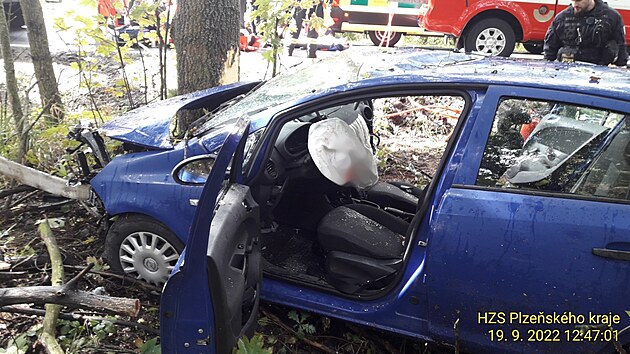 Nehoda na Tachovsku. Řidička přejela do protisměru a mimo silnici narazila do stromu. Náraz byl tak silný, že z opelu vylétl motor.