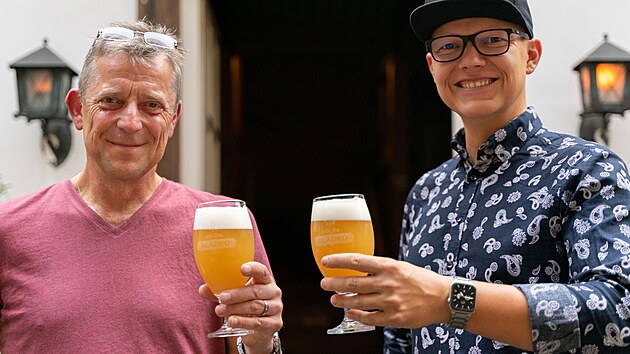 Roman Holoubek, pedseda Cechu domcch pivovarnk a Tom Drahoovsk ochutnvaj pivo z dlny domovarnka. (8. z 2022)