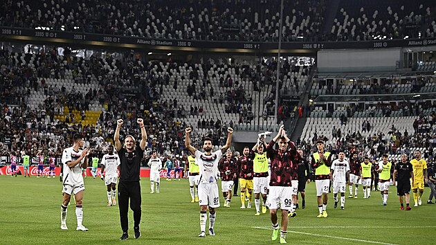 Fotbalist Salernitany dkuj fanoukm za podporu po remze 2:2 na stadionu Juventusu Turn.