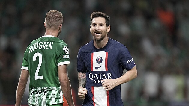 Lionel Messi v dresu pařížského St. Germain se raduje z gólu na stadionu...