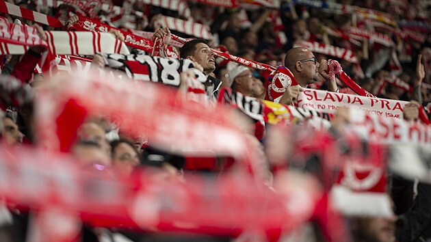 Pohled do sektoru pznivc Slavie pi utkn Konferenn ligy s FC Ballkani.