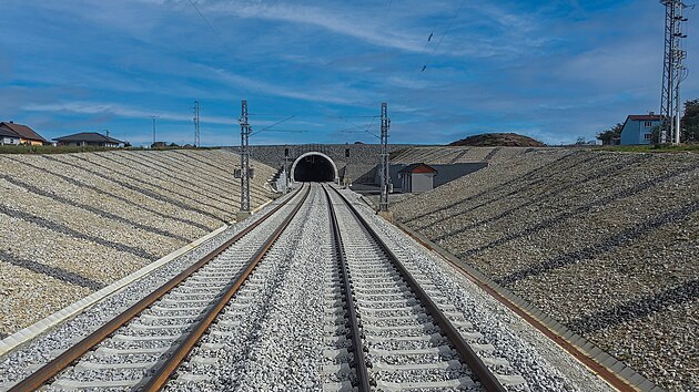 Součástí nové tratě mezi Planou nad Lužnicí a Soběslaví je 370 metrů dlouhý Zvěrotický tunel. Ten byl vyhlouben jako zářez a po osazení betonové konstrukce zasypán