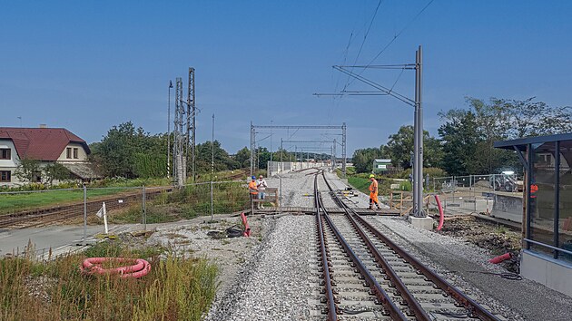 Nová trať se za Soběslaví stáčí pozvolným obloukem vpravo, stará zahýbala pručeji vlevo