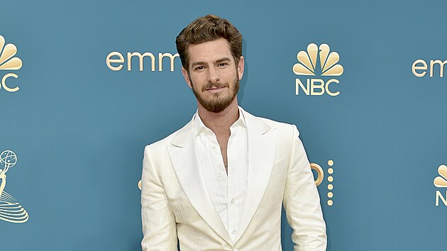 Andrew Garfield na cench Emmy (Los Angeles, 12. z 2022)