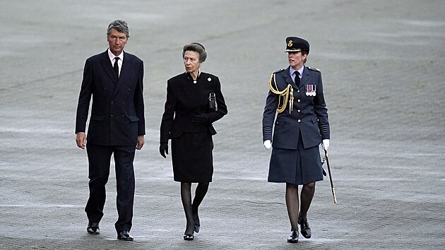 Timothy Laurence a princezna Anna po pletu letadla s rakv krlovny Albty II. (Londn, 13. z 2022)