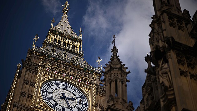 Big Ben bhem pevozu rakve s ostatky krlovny Albty II. z Buckinghamskho palce do Westminsterskho slu (Londn, 14. z 2022)