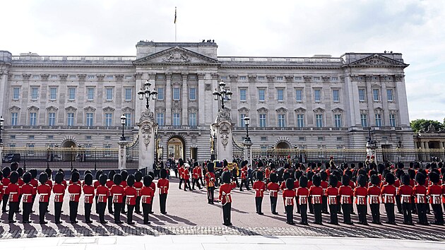 Rakev s ostatky královny Alžběty II. naposledy opouští Buckinghamský palác. (Londýn, 14. září 2022)