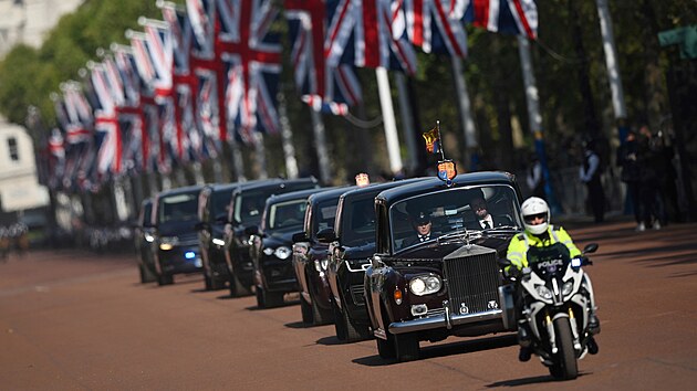 Kr�lovsk� rodina p�i odjezdu z Westminsteru do Buckinghamsk�ho pal�ce (Lond�n, 14. z��� 2022)