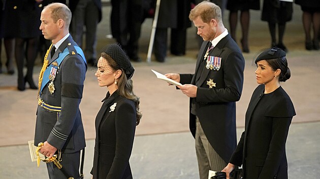 Princ William, princezna Kate, princ Harry a vvodkyn Meghan ve Westminsterskm sle u rakve s ostatky krlovny Albty II. (Londn, 14. z 2022)