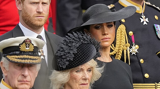 Král Karel III. královna choť Camilla, princ Harry a vévodkyně Meghan na pohřbu královny Alžběty II. (Londýn, 19. září 2022)