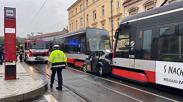 Dvě tramvaje mezi sebou v pražské Zenklově ulici slisovaly auto (14. 9. 2022)