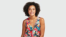 P�vabné �erzejové �aty bez rukávu s výst�ihem do V a krásným poma�kaným...