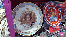 Prodejci suvenýrů v Londýně mají po smrti královny o obchody postaráno. (11....