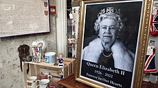 Prodejci suvenýrů v Londýně mají po smrti královny o obchody postaráno. (11....