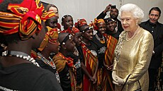 Britská královna Al�b�ta II. p�i setkání s tane�níky z Keni b�hem svého...