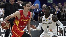 panlský basketbalista Xabi López-Arostegui,(vlevo) útoí, brání nmecký...