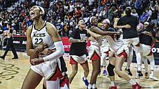 Basketbalistky Las Vegas oslavují triumf ve WNBA.