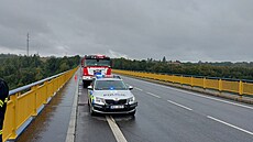 Ze Žďákovského mostu údajně skočila žena, na místě vše prověřují policisté i...