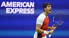 Španěl Carlos Alcaraz se raduje z vyhrané výměny na US Open.
