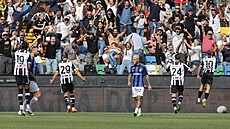 Hrái Udine slaví branku proti Interu Milán.