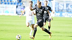 Jan Chramosta (Jablonec) prchá dotírajícímu Michalu Trávníkovi (Slovácko).