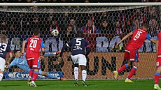 Tomáš Chorý proměňuje penaltu proti Slavii.