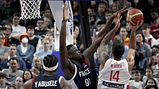 Souboj Moustaphy Falla z Francie a �pan�la Willyho Hernangomeze pod ko�em ve...