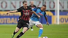 Alexis Saelemaekers z AC Milán a Stanislav Lobotka z Neapole bojují o mí�.