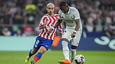 Antoine Griezmann z Atlética Madrid vytvá�í tlak na obránce Realu Madrid Davida...