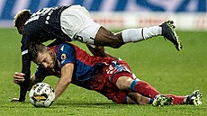 Souboj Mosese Usora a Lukáe Kalvacha v utkání Viktoria Plze versus Slavia...