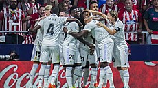 Fotbalisté Realu slaví gól v madridském derby.