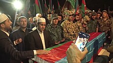 Na fotografii po�ízené z videa stojí lidé kolem rakve ázerbájd�ánského vojáka,...