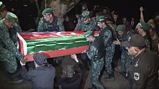 Na fotografii poízené z videa stojí lidé kolem rakve ázerbájdánského vojáka,...