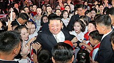 V�dce Kim �ong-un se v Pchjongjangu ú�astní akce oslavující 74. výro�í zalo�ení...