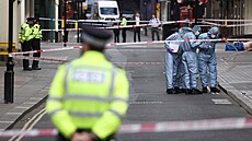 Dva policisté utrpěli zranění na Leicester Square v Londýně, když na ně...